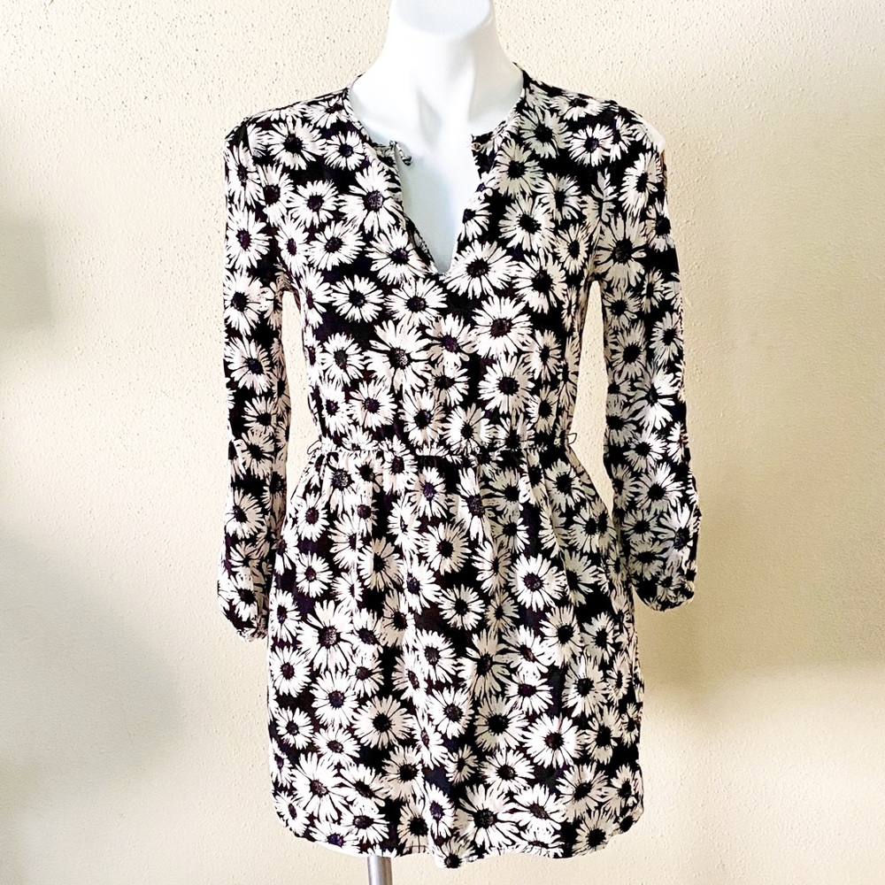 Forever 21 black&white daisy cold shoulder…
